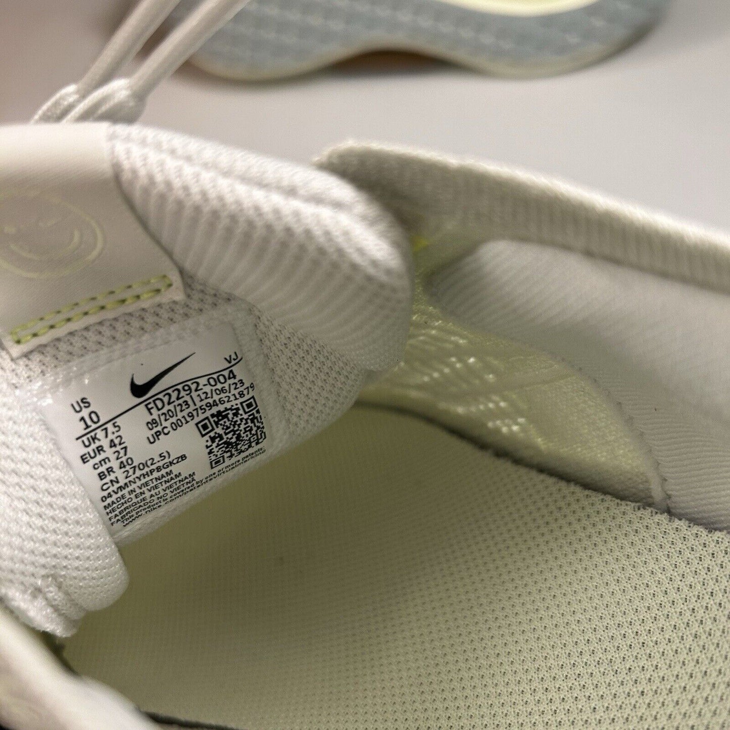 Nike Interact Run Womens 10 Sea Glass Green Shoes Sneakers Athletic Running NEW