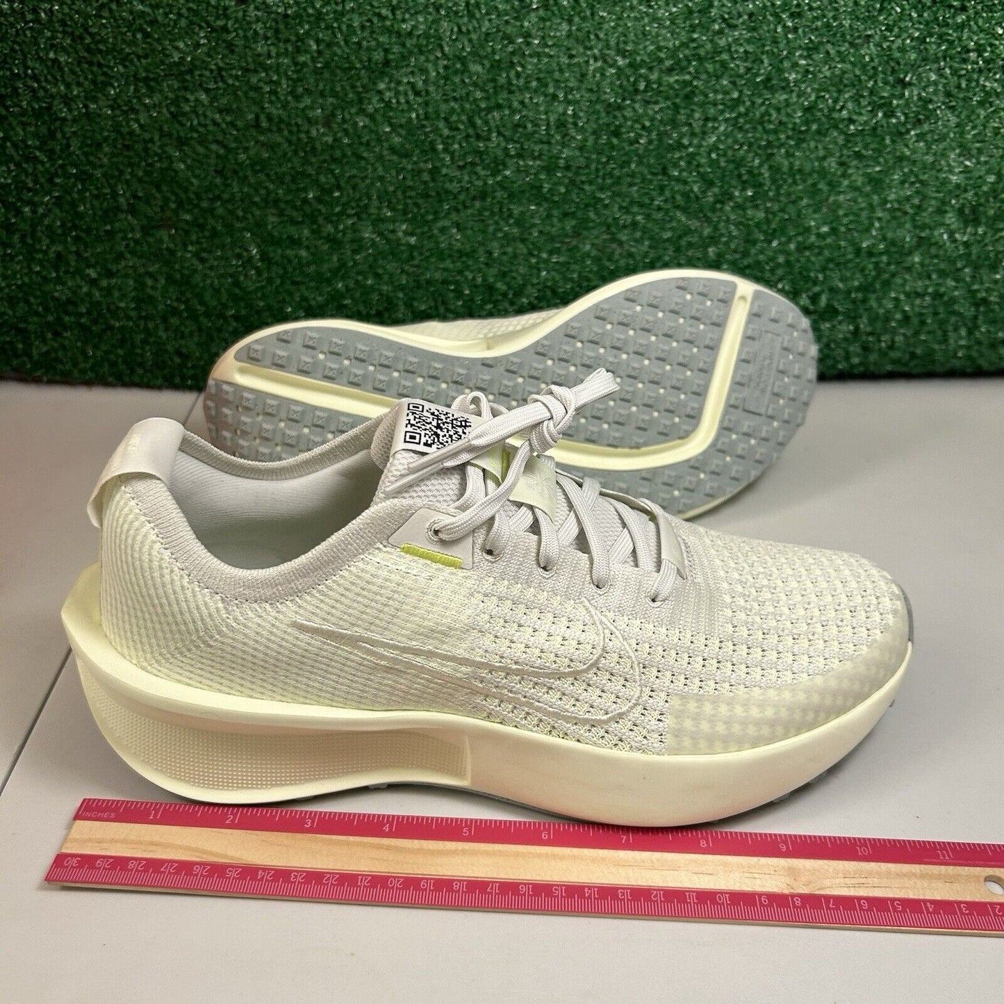 Nike Interact Run Womens 10 Sea Glass Green Shoes Sneakers Athletic Running NEW