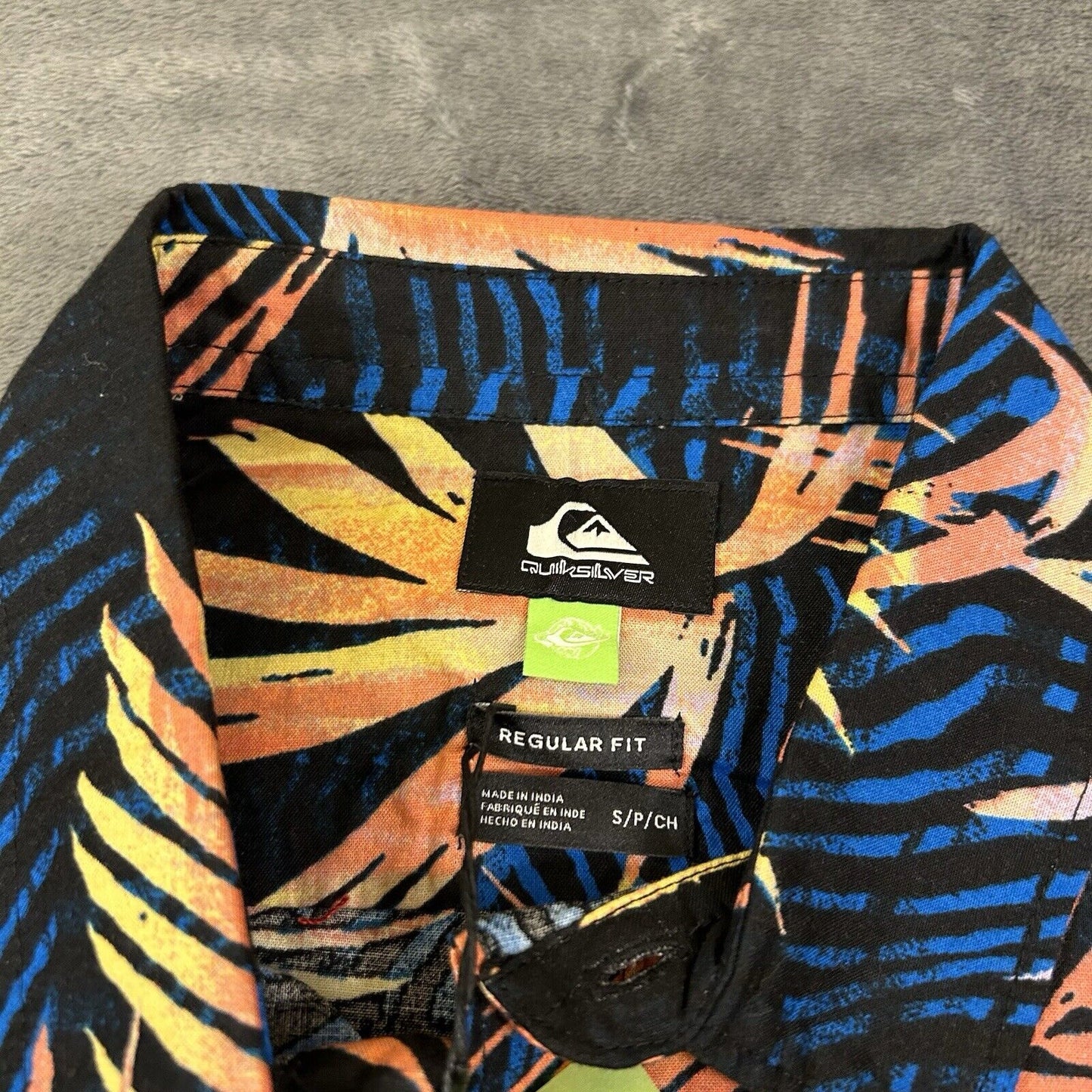 Quiksilver Hawaiian Shirt Men Small Black Blue Floral Button Up Short Sleeve NEW