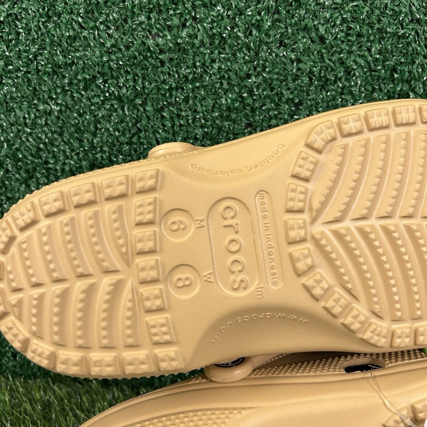 Crocs Classic Clogs Womens 8 Wheat Tan Shoes Casual Comfort Outdoor Slip On NEW