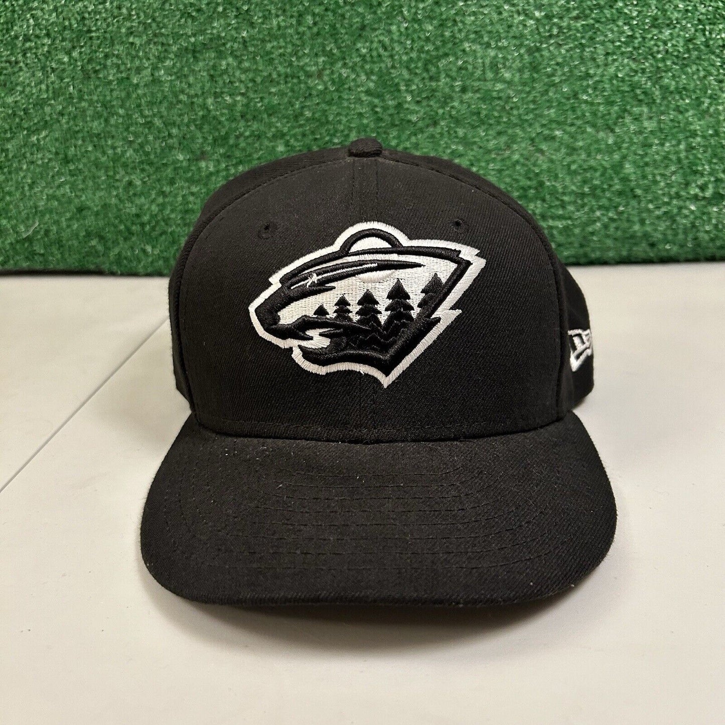 Minnesota Wild Hat Cap Mens 7 1/4 Black White New Era NHL Hockey Fitted Logo