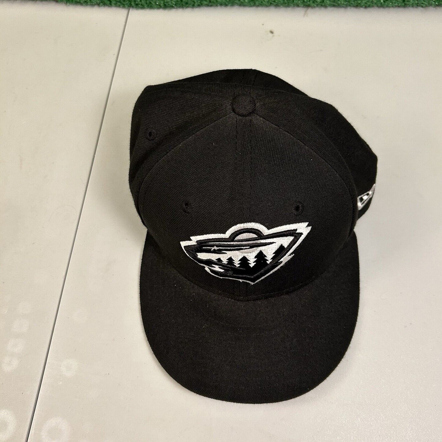 Minnesota Wild Hat Cap Mens 7 1/4 Black White New Era NHL Hockey Fitted Logo