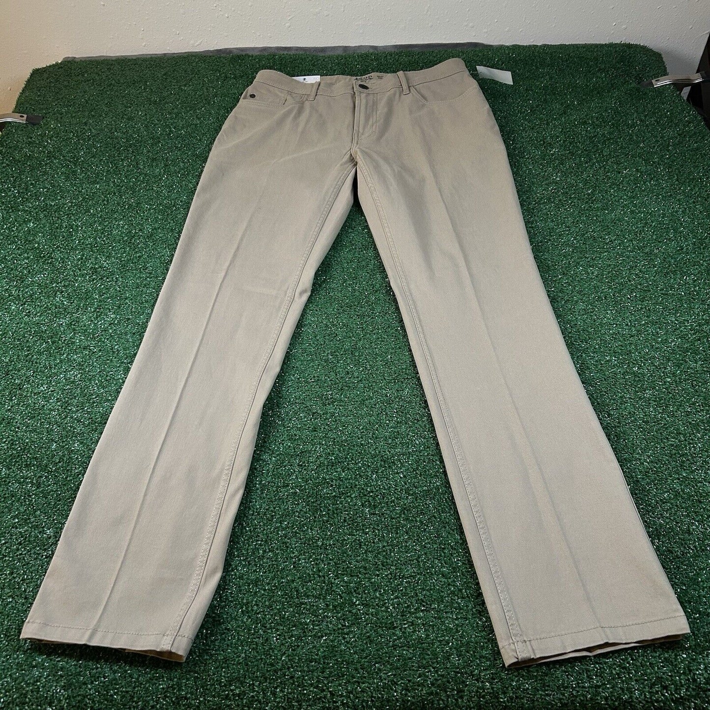 Izod Saltwater Chino Pants Men 30x32" Beige Stretch Pleated Straight Stretch NEW
