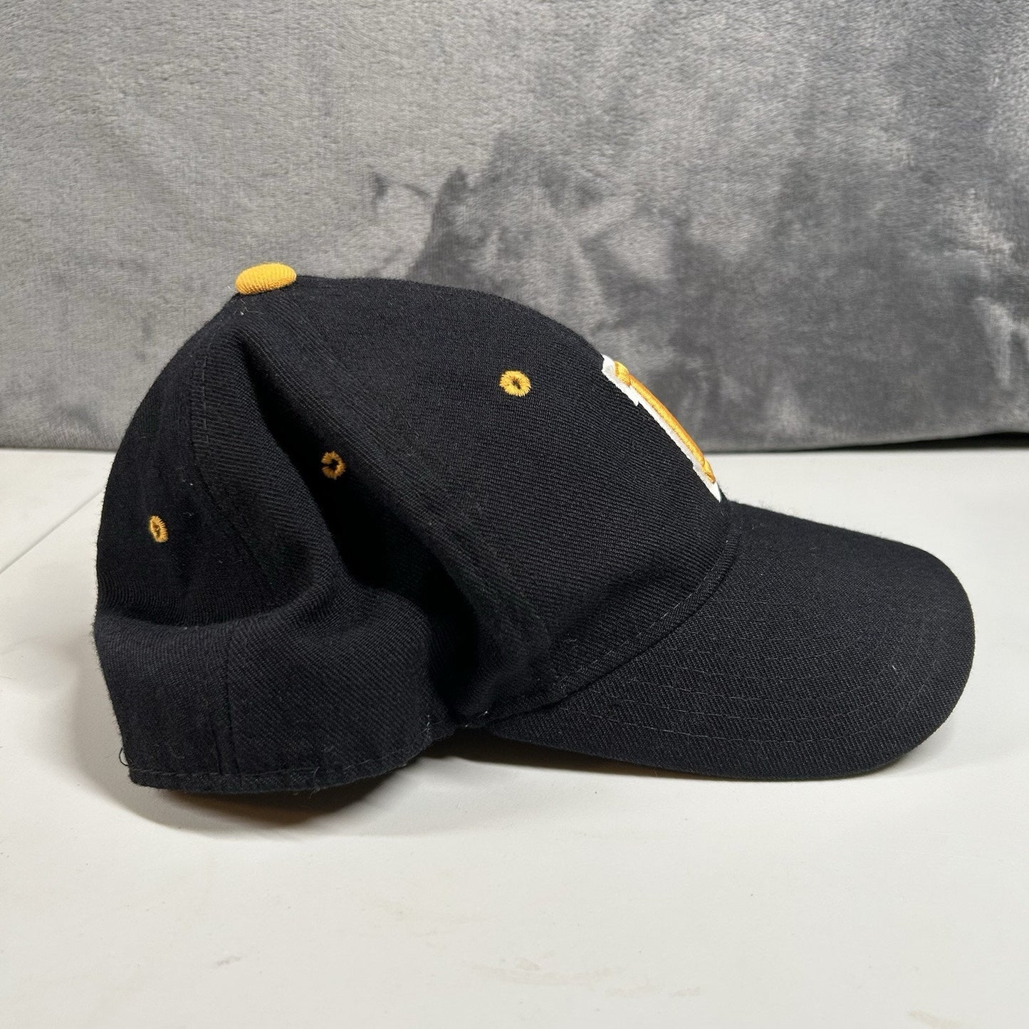 Iowa Hawkeyes Hat Cap Mens 7 1/4 Black Yellow NCAA The Z Hat Zephyr Fitted