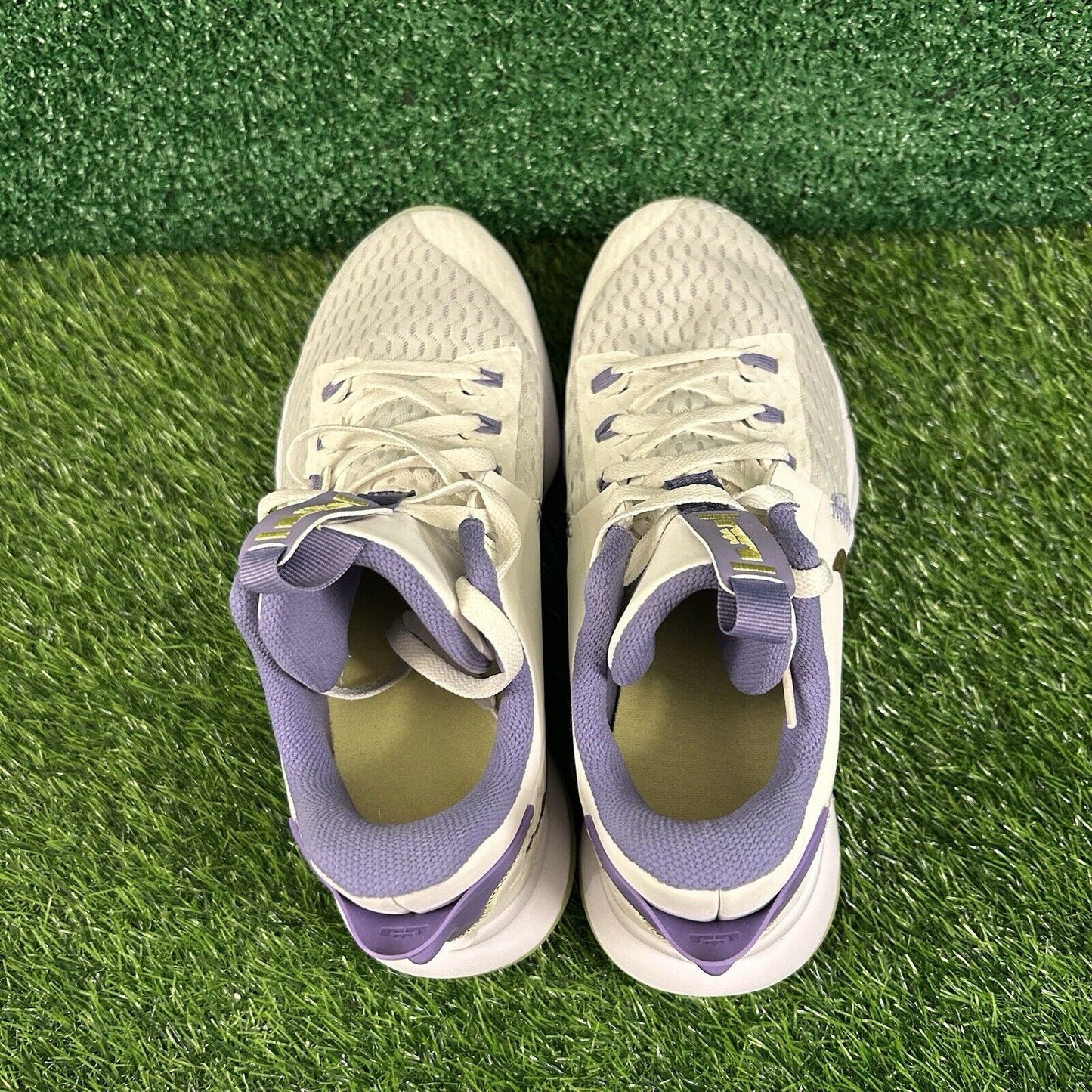 Nike Lebron Witness V Mens 11.5 Purple White Shoes Sneakers Basketball NEW