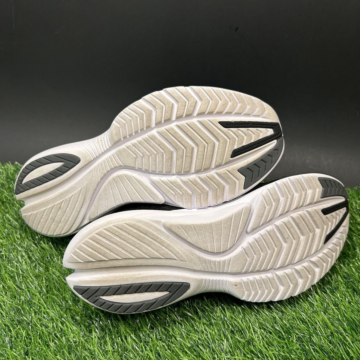 Saucony Kinavara 12 Womens 6.4 Black White Shoes Sneakers Athletic Running Gym