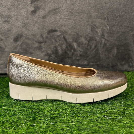 Clarks Daelyn Towne Loafer Womens 8.5 M Gold Shoes Leather Comfort Platform