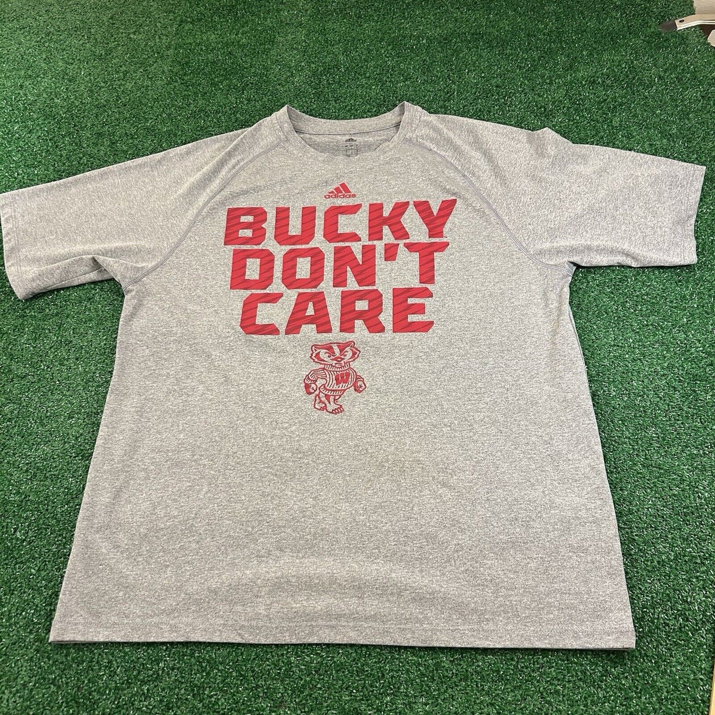 Wisconsin Badgers Shirt Mens Large Gray Red Short Sleeve Casual T-shirt Adidas