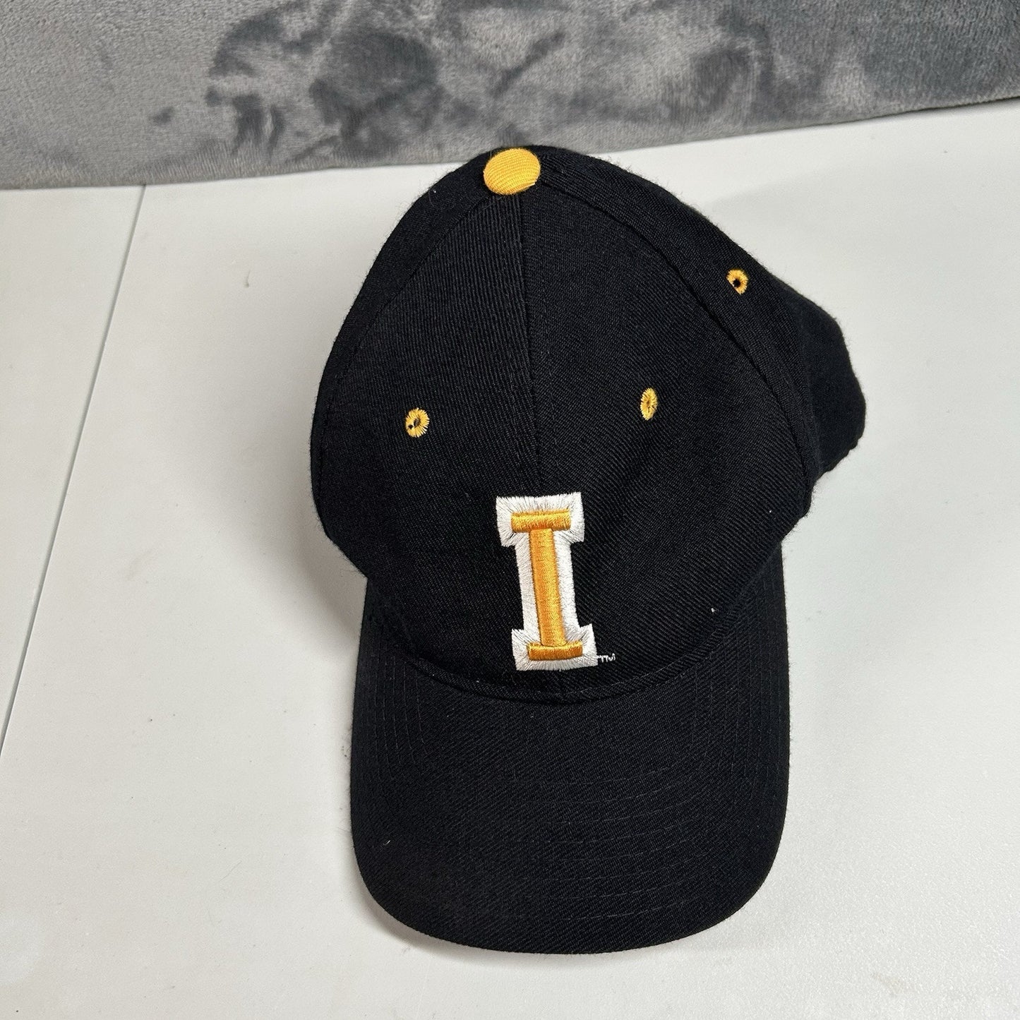 Iowa Hawkeyes Hat Cap Mens 7 1/4 Black Yellow NCAA The Z Hat Zephyr Fitted